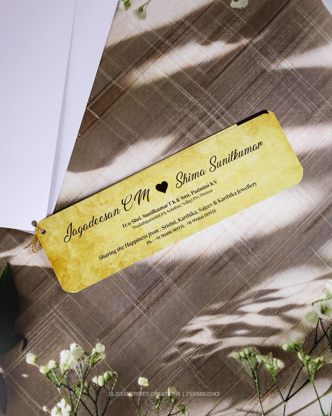 Traditional Vintage Thaaliyola Wedding Invitation Card with Golden Tie – English | Top Selling - Image 3